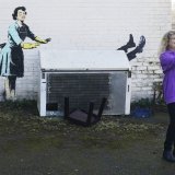 Une nouvelle œuvre de l'artiste de rue Banksy, intitulée " Valentine's Day Mascara ", est apparue sur la façade d'un bâtiment à Margate, en Angleterre, mardi 14 février, le jour des amoureux.